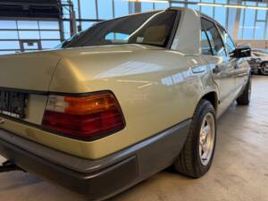 Afbeelding 32/33 van Mercedes-Benz 230 E (1985)