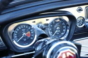 Image 28/50 de MG MGB (1966)