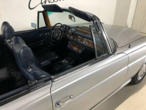 Image 18/31 of Mercedes-Benz 280 SE 3,5 (1970)
