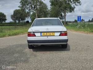 Afbeelding 8/42 van Mercedes-Benz 300 E (1986)
