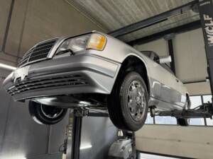 Bild 43/50 von Mercedes-Benz E 320 (1995)
