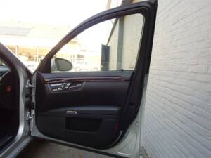 Image 51/98 of Mercedes-Benz S 500 L (2007)