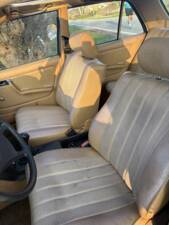 Image 2/8 of Mercedes-Benz 200 (1982)