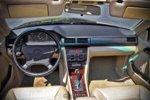 Bild 63/79 von Mercedes-Benz E 220 (1996)