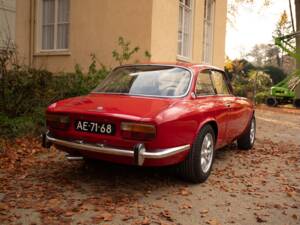 Image 8/28 of Alfa Romeo 2000 GT Veloce (1972)