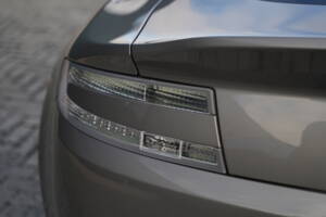 Immagine 50/50 di Aston Martin V12 Vantage (2012)