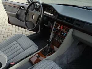 Bild 19/24 von Mercedes-Benz 230 E (1990)