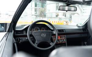 Image 34/45 of Mercedes-Benz E 220 (1995)