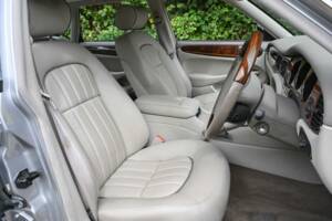 Immagine 43/50 di Jaguar XJ 8 Executive (2002)