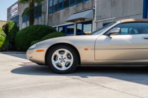 Image 10/91 de Jaguar XK8 4.0 (2000)