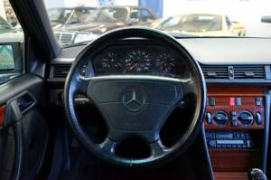 Image 18/33 of Mercedes-Benz E 300 Diesel (1994)