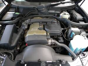 Image 12/33 of Mercedes-Benz E 230 (1995)