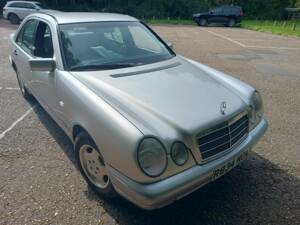 Image 2/7 de Mercedes-Benz E 240 (1998)