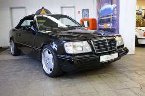 Image 3/36 of Mercedes-Benz E 320 (1995)