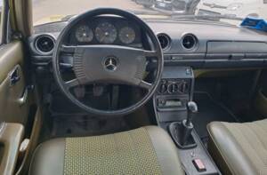Bild 6/49 von Mercedes-Benz 200 (1979)