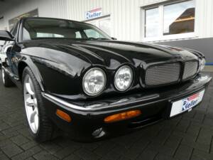 Image 18/21 of Jaguar XJR 4.0 (2001)