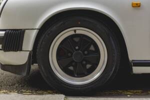 Image 11/33 of Porsche 911 Carrera 3.2 (1988)