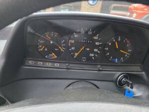 Image 56/73 of Mercedes-Benz 230 E (1985)
