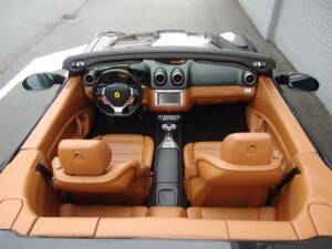 Image 33/99 of Ferrari California (2010)