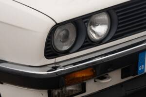 Image 31/50 of BMW 320i (1987)