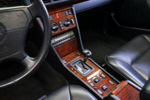 Afbeelding 34/50 van Mercedes-Benz 300 CE-24 (1993)