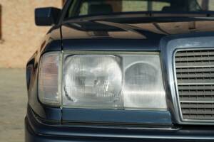 Afbeelding 12/50 van Mercedes-Benz 200 CE (1992)