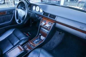 Immagine 46/50 di Mercedes-Benz 300 CE-24 3.4 AMG (1993)