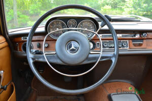 Image 33/49 of Mercedes-Benz 280 SE 3,5 (1972)