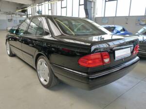 Image 28/33 of Mercedes-Benz E 230 (1995)