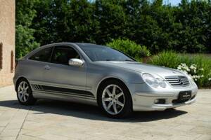 Image 2/50 of Mercedes-Benz C 320 Sportcoupé (2003)