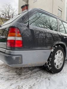 Afbeelding 21/74 van Mercedes-Benz 220 TE (1993)