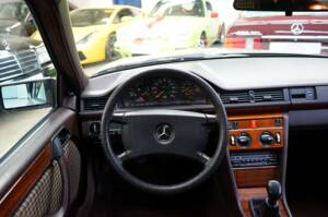 Bild 26/33 von Mercedes-Benz 230 E (1990)