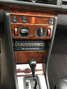 Image 4/5 of Mercedes-Benz 300 CE-24 (1990)