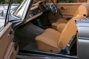 Image 21/50 of Mercedes-Benz 220 SE b (1966)