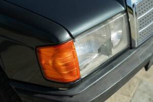Image 12/50 de Mercedes-Benz 190 E (1988)
