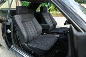 Immagine 26/48 di Mercedes-Benz 200 CE (1990)