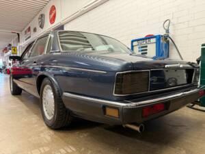Image 14/18 of Jaguar XJ 6 4.0 (1990)