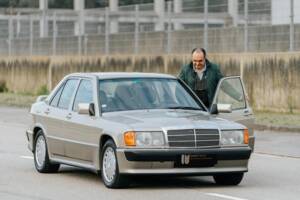 Image 12/69 de Mercedes-Benz 190 E 2.3-16 (1988)