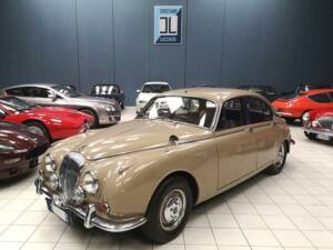 Image 3/64 of Daimler V8-250 (1969)