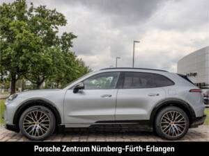 Image 2/50 of Porsche Cayenne S Electric (2026)