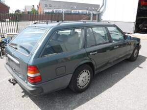 Image 9/12 of Mercedes-Benz 300 TD Turbo (1988)