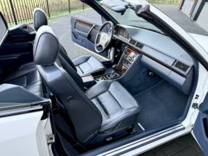 Image 21/36 of Mercedes-Benz E 200 (1994)