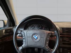 Image 12/13 of BMW 528i (1997)