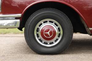 Image 15/50 of Mercedes-Benz 220 (1967)