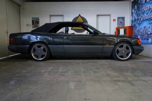 Immagine 28/30 di Mercedes-Benz 320 CE (1993)