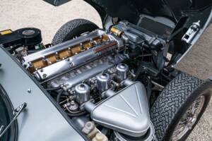 Image 29/34 de Jaguar E-Type (1968)