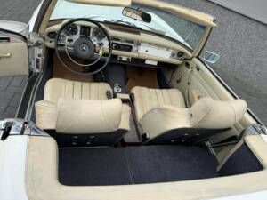 Image 32/50 of Mercedes-Benz 280 SL (1969)