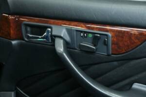 Immagine 24/50 di Mercedes-Benz 560 SEC (1990)