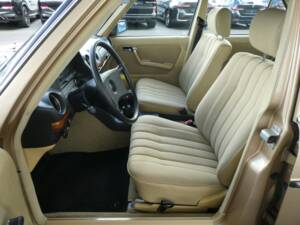 Image 9/19 of Mercedes-Benz 200 (1983)