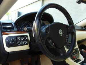 Image 47/98 of Maserati GranTurismo 4.2 (2008)